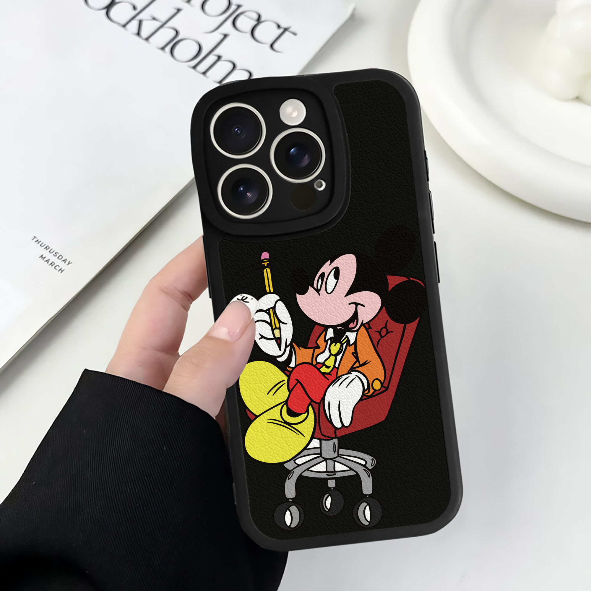 （画像用） ミッキーマウス Mickey Mouse 【iPhone 16シリーズ対応】シリコンスマホケース（レザー調） 材質：シリコン